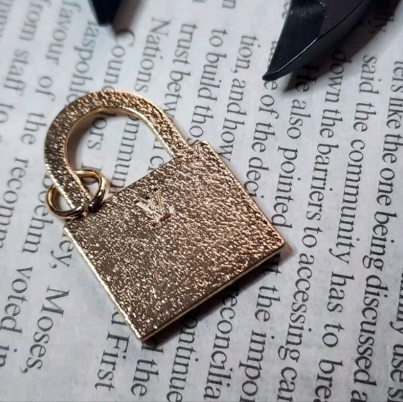 Louis Vuitton Gold Zipper Pull Necklace - Picture 5 of 6